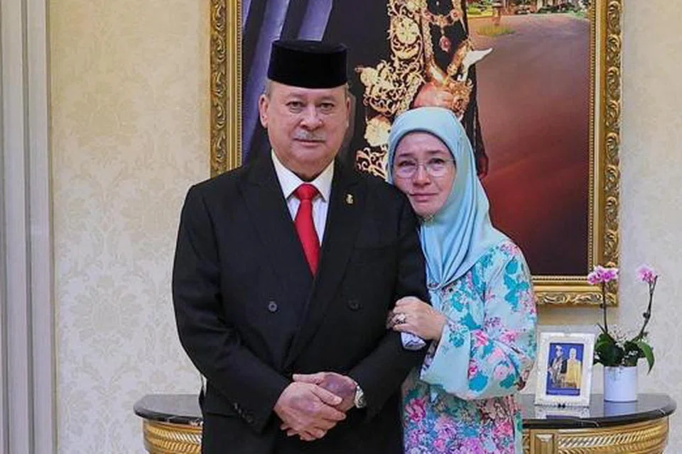 DARAH DAGING: Sultan Johor, Sultan Ibrahim Iskandar yang akan menaiki takhta sebagai Yang di-Pertuan Agong ke-17 bergambar bersama adindanya, Raja Permaisuri Agong, Tunku Azizah Aminah Maimunah Iskandariah di Istana Negara, Kuala Lumpur pada Jumaat.