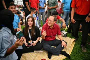Menteri Tenaga Manusia, Encik Tan See Leng (kanan) berinteraksi dengan hadirin sempena sambutan Hari Migran Antarabangsa (IMD) pada 15 Disember di Taman Tasik Jurong.
