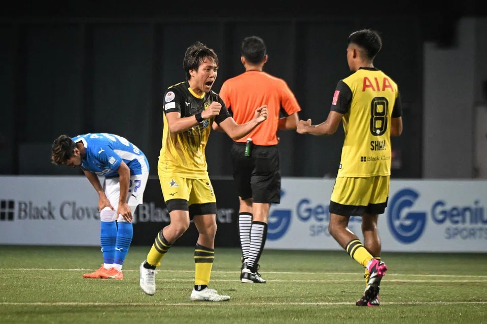 Dengan gaya permainan penuh semangat dan ketepatan hantaran,pemain tengah BG Tampines Rovers, Kyoga Nakamura (ketiga dari kanan) bersedia untuk mencorak rentak Rovers di pentas final Piala Singapura menentang Lion City Sailors pada 31 Mei di Stadium Jalan Besar.