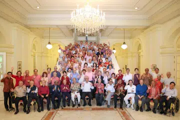 Perdana Menteri Encik Lee Hsien Loong bersama mantan Anggota Parlimen (AP) semasa majlis makan tengah hari bagi meraikan Tahun Baru Cina di Istana pada 14 Februari.
