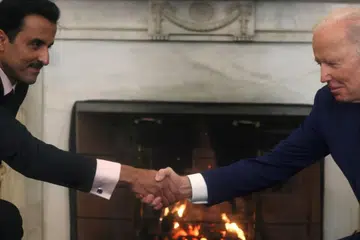 MASIH USAHAKAN GENCATAN SENJATA: Foto fail ini merakam Amir Qatar, Sheikh Tamim bin Hamad Al Thani (kiri), berjabat tangan dengan Presiden Amerika Syarikat, Encik Joe Biden, dalam mesyuarat dua hala di Pejabat Oval di Rumah Putih di Washington, pada 31 Januari 2022.