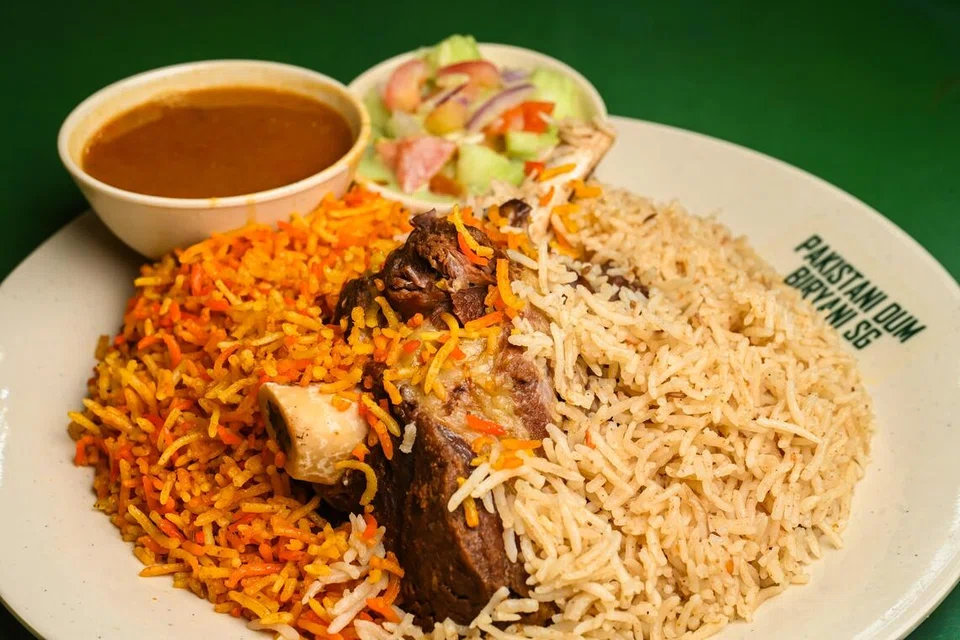 Sempena Hari Kebangsaan Pakistani Dum Biryani menampilkan promosi khas merangkumi tiga paha ayam, dua lamb shank, gabungan nasi dum biryani dan pulao, serta dihidangkan bersama dal, raita dan chutney hijau untuk $61.