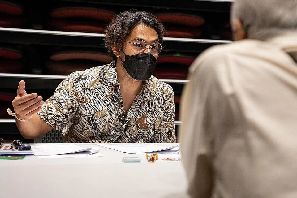 BIMBING MOHON LPA: Peguam dan Pengarah Urusan Albakri LLC, Encik Muslim Albakri, antara 12 peguam Lawyers@M³ di sesi bimbingan percuma permohonan Surat Kuasa Berkekalan (LPA) di Wisma Geylang Serai kelmarin. - Foto: MESRA