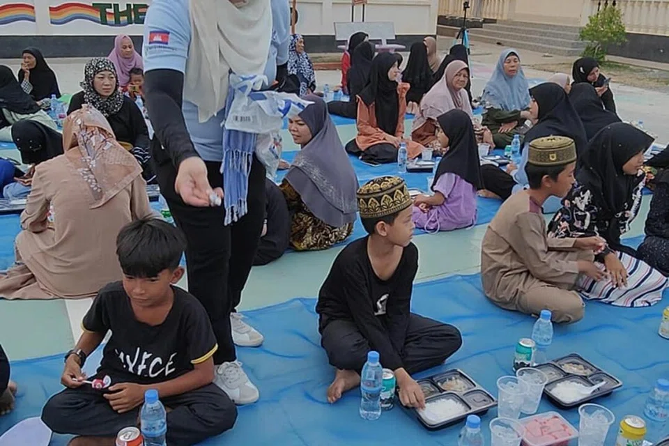 Eka Mairina menyajikan makanan yang telah dimasaknya bersama cef-cef pelbagai negara di sebuah madrasah di Kemboja. 
