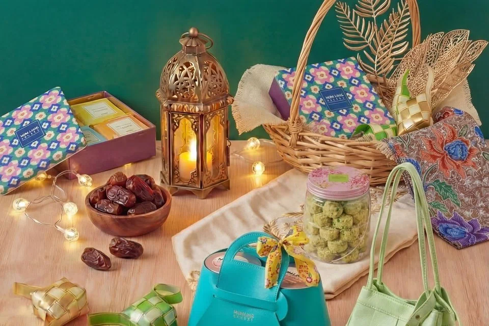 Selain biskut daripada Mdm Ling Bakery, pelanggan boleh memesan beg khas berserta biskut, sesuai sebagai hadiah sempena Hari Raya.