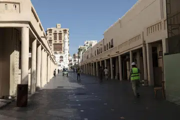 JALANI PERUBAHAN: Kerajaan Arab Saudi dilaporkan bersedia untuk membuka kedai penjualan alkohol pertamanya di ibu negara itu secara eksklusif kepada diplomat bukan Islam. Manakala gambar yang diambil pada 18 Januari 2024 menunjukkan orang ramai di jalan di kawasan kejiranan tertua di Jeddah, dikenali sebagai Al-Balad  kawasan seluas 2.5 kilometer persegi sedang diubah oleh kemasukan kafe, muzium, ruang persembahan dan bengkel untuk artis dan kraftangan.