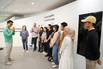 Setiausaha Parlimen Kanan (Kemampanan dan Persekitaran), Encik Baey Yam Keng (kiri) semasa berkunjung ke Galeri Ruang Umum Karbon, di Vidacity, Pasir Ris.