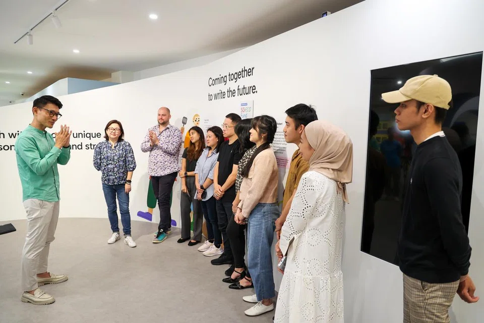Setiausaha Parlimen Kanan (Kemampanan dan Persekitaran), Encik Baey Yam Keng (kiri) semasa berkunjung ke Galeri Ruang Umum Karbon, di Vidacity, Pasir Ris.