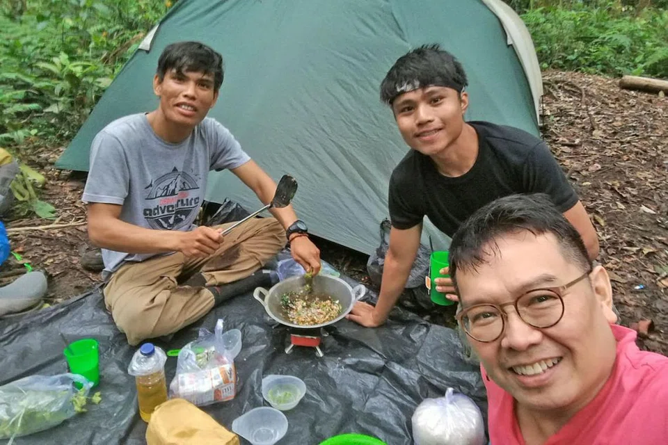 SELAMI KEHIDUPAN: Setiap kali masuk ke hutan, beliau akan makan apa sahaja yang dimakan penduduk yang menemaninya, tidur di lantai beralaskan kanvas dan berbumbungkan khemah kecil.