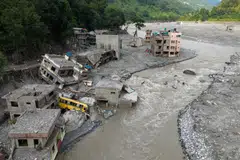 Pandangan dari udara menyaksikan arus deras air berlumpur mengalir melepasi rumah-rumah dan melalui Sungai Trishuli susulan kejadian banjir kilat di Nepal pada 29 Ogos 2026. Bencana itu disalahgunakan segelintir pihak di Singapura untuk membuat komen perkauman.