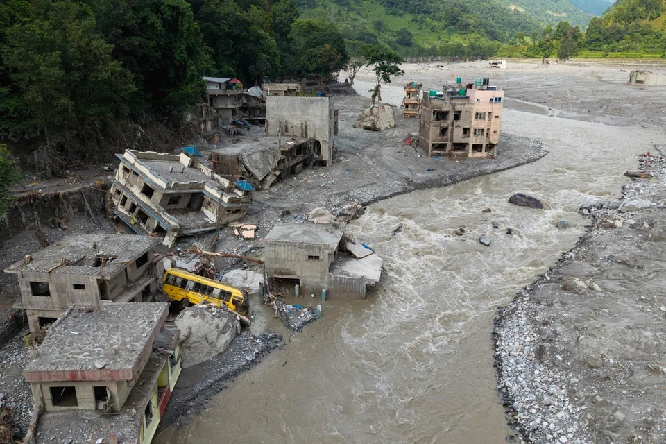 Pandangan dari udara menyaksikan arus deras air berlumpur mengalir melepasi rumah-rumah dan melalui Sungai Trishuli susulan kejadian banjir kilat di Nepal pada 29 Ogos 2026. Bencana itu disalahgunakan segelintir pihak di Singapura untuk membuat komen perkauman.