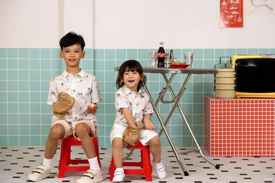 Kemeja kanak-kanak daripada, The Elly Store ($52.90), menampilkan ‘Mickey & Friends’ menikmati budaya Singapura, dari pusat penjaja hingga ke rumah kedai. 