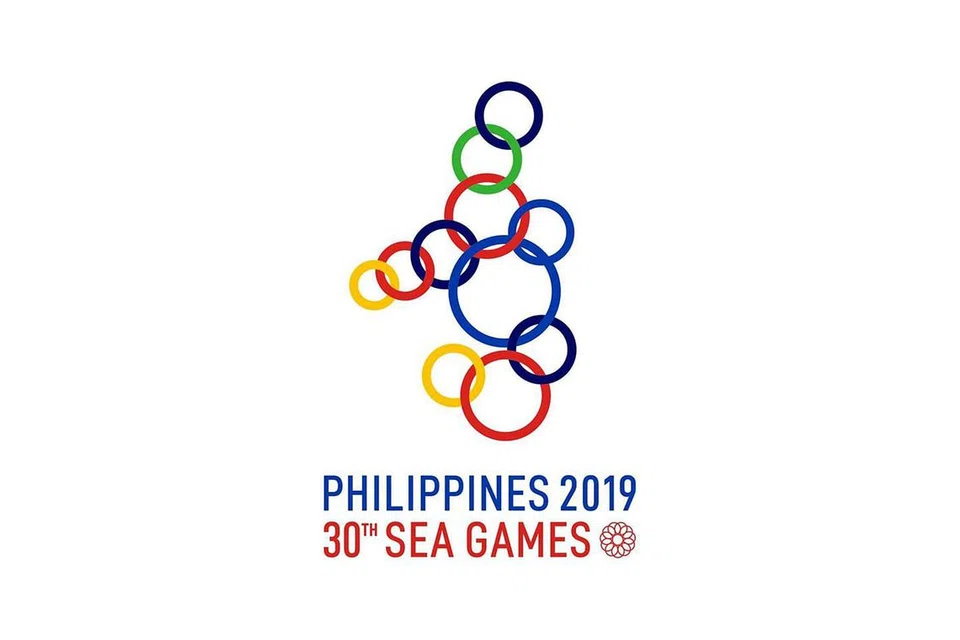SASAR EMAS: (Dari kiri) Nurul Fatin dan Sheena di kolam renang Sekolah Sukan Singapura sebelum menghadiri sesi latihan bagi persiapan Sukan SEA tahun ini. - Foto BH oleh KHALIB BABA