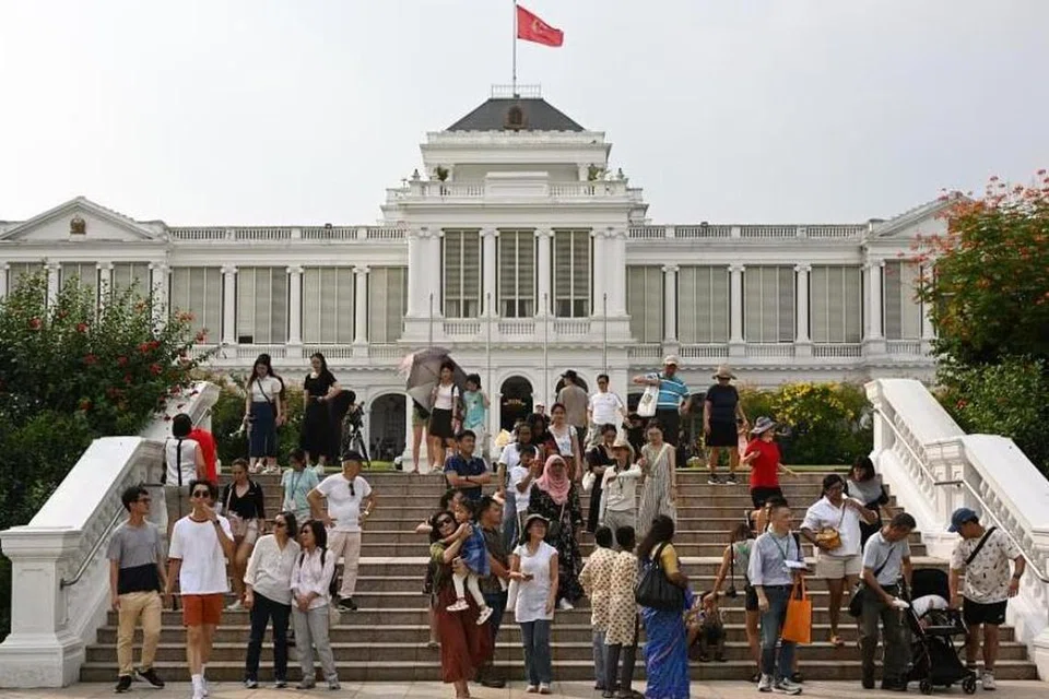 Di rumah terbuka Istana, pengunjung berpeluang mengikuti lawatan berpandu, mengetahui lebih lanjut tentang warisan dan sejarah pekarangan Istana dan menyaksikan persembahan daripada beberapa sekolah. 