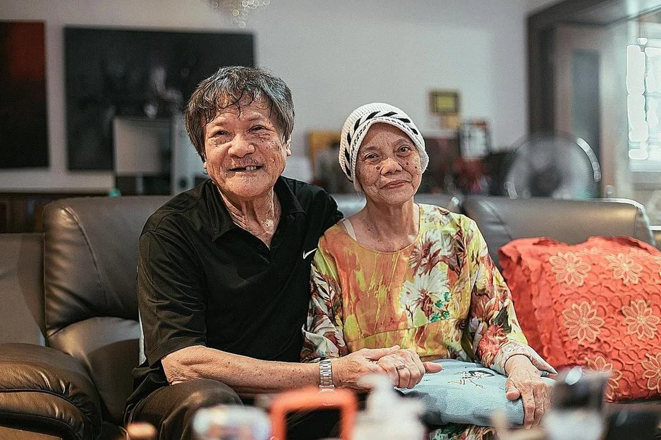 MEMBANTU ISTERI MENYESUAIKAN DIRI: Meskipun mencabar bagi Encik Saharom, sebagai pengasuh utama isterinya, Cik Mimi, beliau berusaha untuk membantunya sebanyak mungkin supaya beliau selesa. - Foto BM oleh HARITH MUSTAFFA