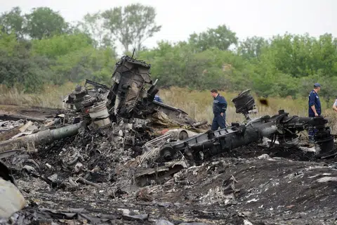 Foto fail menunjukkan pasukan penyelamat sedang meninjau kawasan di tapak nahas pesawat Malaysia Airlines MH17 yang membawa 298 orang dari Amsterdam ke Kuala Lumpur, di timur Ukraine yang dikuasai pemberontak Ukraine.
