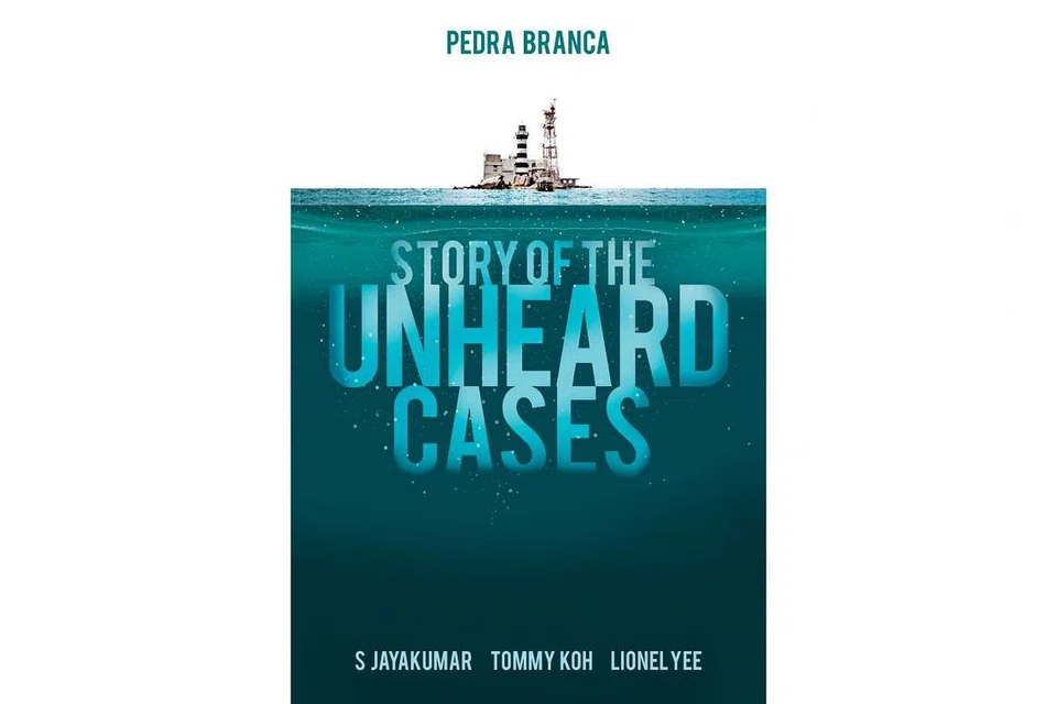 DI BALIK BATU: Buku Pedra Branca: Story of The Unheard Cases (Pedra Branca: Kisah Kes Tidak Pernah Didengar) ditulis mantan menteri kanan, Encik S. Jayakumar; Duta Kelana Profesor Tommy Koh; dan Timbalan Peguam Negara Lionel Yee, yang terlibat dalam kes terbaru Pedra Branca, serta kes asal yang dikemukakan di Mahkamah Keadilan Antarabangsa (ICJ) pada 2007. - Foto BH oleh STRAITS TIMES PRESS