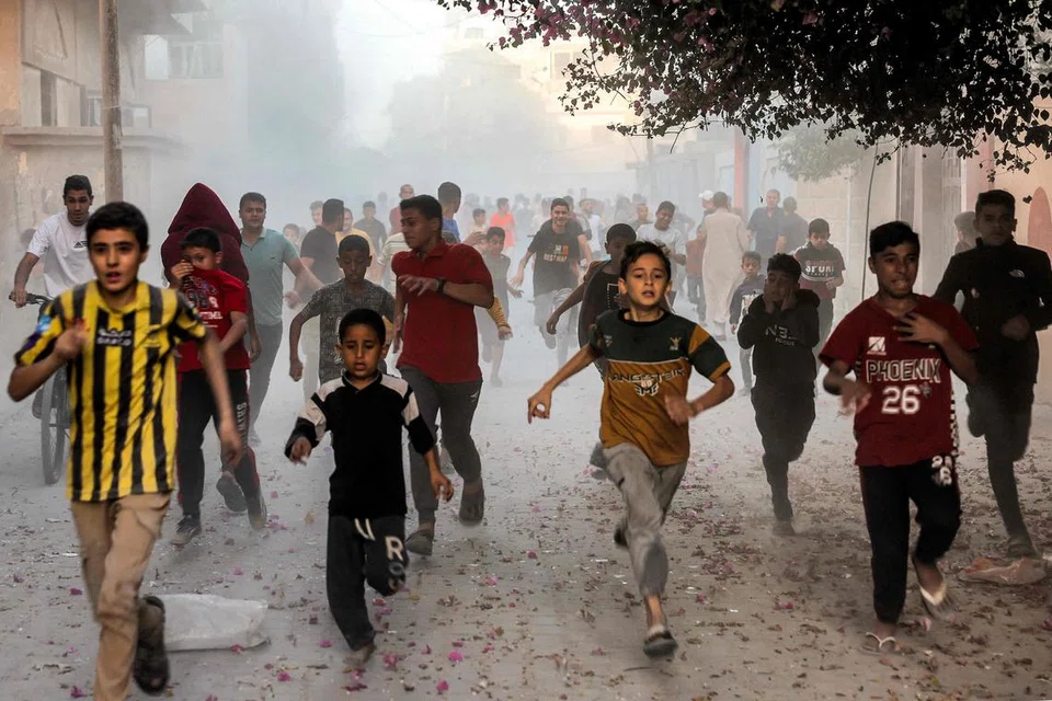 DERITA PERANG: Kanak-kanak Palestin bertempiaran lari bagi menyelamatkan diri ketika tentera Israel melakukan pengeboman di Rafah, selatan Gaza pada Isnin.