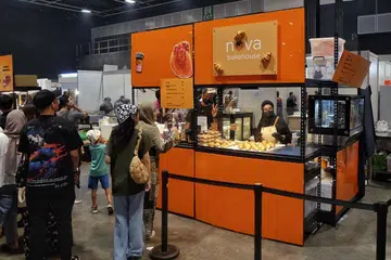 Pelanggan sedang beratur di reruai Nova Bakehouse di ‘Twilight Fest’ yang diadakan baru-baru ini. 
