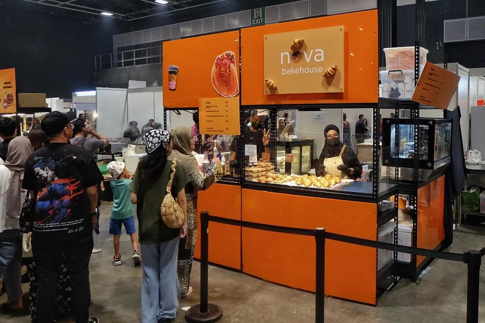 Pelanggan sedang beratur di reruai Nova Bakehouse di ‘Twilight Fest’ yang diadakan baru-baru ini. 