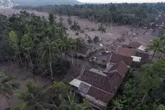 MUSNAH: Satu pemandangan udara menunjukkan kemusnahan di kawasan berdekatan Gunung Semeru selepas letusan gunung itu pada 4 Disember lalu. Gunung itu terletak di kawasan Lumajang, Jawa Timur. - Foto EPA-EFE