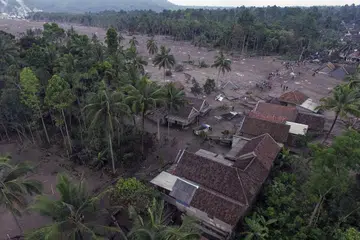 MUSNAH: Satu pemandangan udara menunjukkan kemusnahan di kawasan berdekatan Gunung Semeru selepas letusan gunung itu pada 4 Disember lalu. Gunung itu terletak di kawasan Lumajang, Jawa Timur. - Foto EPA-EFE