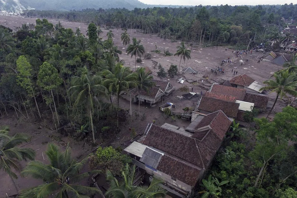 MUSNAH: Satu pemandangan udara menunjukkan kemusnahan di kawasan berdekatan Gunung Semeru selepas letusan gunung itu pada 4 Disember lalu. Gunung itu terletak di kawasan Lumajang, Jawa Timur. - Foto EPA-EFE