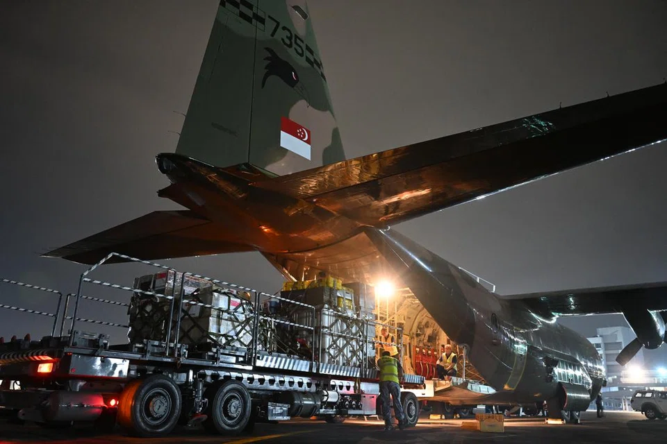 Pesawat Angkatan Udara Republik Singapura (RSAF) C-130 yang berangkat dari Pangkalan Udara Paya Lebar sekitar 7 pagi pada 12 Ogos membawa pakej bantuan berisi bekalan perubatan daripada Kementerian Kesihatan (MOH) dan bekalan makanan daripada badan-badan seperti Humanity Matters, Caritas Humanitarian Aid and Relief Initiative Singapore (Charis), Mercy Relief, dan Yayasan Rahmatan Lil Alamin (RLAF).