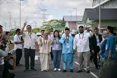 Lima calon bagi DUN Puteri Wangsa - (dari kiri) calon bebas, Encik Wang Wee Siong; calon Muda, Cik Rashifa Aljunied; calon BN, Cik Teow Chia Ling; calon PH, mantan Menteri Pendidikan, Dr Maszlee Malik; dan calon Bersama, Encik Nicholas Paul Vincent - bergambar bersama di pusat penamaan calon di Sekolah Menengah Kebangsaan Bandar Dato’ Onn di Johor Bahru. Puteri Wangsa antara tiga kerusi DUN yang menyaksikan pertembungan lima penjuru pada PRN Johor 2026.