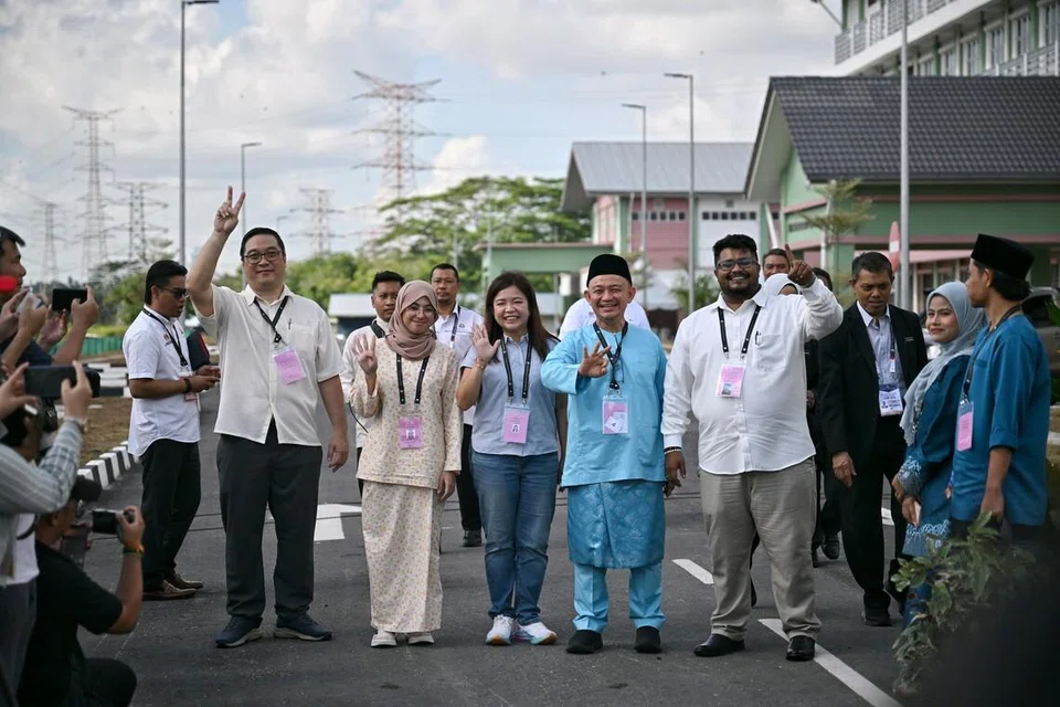 Lima calon bagi DUN Puteri Wangsa - (dari kiri) calon bebas, Encik Wang Wee Siong; calon Muda, Cik Rashifa Aljunied; calon BN, Cik Teow Chia Ling; calon PH, mantan Menteri Pendidikan, Dr Maszlee Malik; dan calon Bersama, Encik Nicholas Paul Vincent - bergambar bersama di pusat penamaan calon di Sekolah Menengah Kebangsaan Bandar Dato’ Onn di Johor Bahru. Puteri Wangsa antara tiga kerusi DUN yang menyaksikan pertembungan lima penjuru pada PRN Johor 2026.