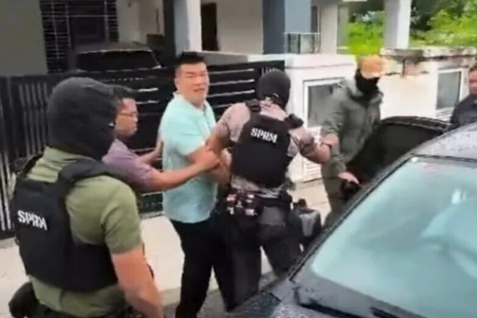 Ahli perniagaan, Encik Albert Tei (tiga dari kiri) dibawa keluar daripada rumahnya di Puchong, Selangor, oleh pegawai Suruhanjaya Pencegahan Rasuah Malaysia (SPRM) pada pagi 28 November. 
