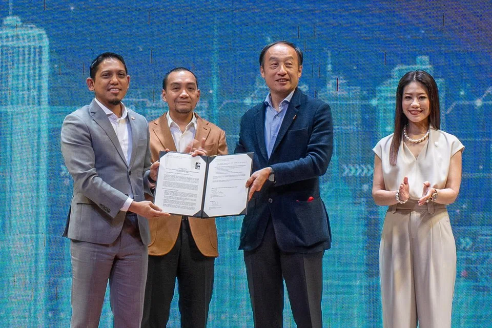 Pengarah Eksekutif dan Pengarah Urusan Gold Peak Technology, Encik Michael Lam (dua dari kanan), menyampaikan surat niat (LOI) kepada Ketua Pegawai Eksekutif (CEO) Invest Johor, Encik Natazha Harris (kiri), sambil disaksikan Menteri Besar Johor, Datuk Onn Hafiz Ghazi (dua dari kiri) dan CEO UOB Malaysia, Cik Ng Wei Wei (kanan).