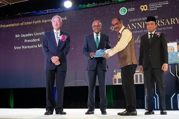 TAMBAH NILAI: Sambutan ulang tahun Jamiyah Singapura ke-90 diserikan dengan pelancaran Anugerah Keharmonian Silang Agama Contoh. Penyampaian Buku Keharmonian Silang Agama oleh Encik Shanmugam (dua dari kiri) kepada Encik Jayadev Unnithan (dua dari kanan) yang merupakan Presiden Sree Narayana Mission disaksikan oleh Presiden Jamiyah Singapura, Dr Mohd Hasbi (paling kanan) dan Menteri Kanan, Encik Teo Chee Hean (paling kiri), yang juga Menteri Penyelaras Bagi Keselamatan Negara. - Foto BH oleh SYAMIL SAPARI