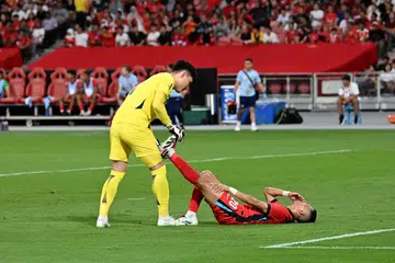Penyerang berbisa Singapura, Shawal Anuar, terpaksa dikeluarkan dalam kekalahan 2-4 Singapura di tangan  Thailand akibat kecederaan. 