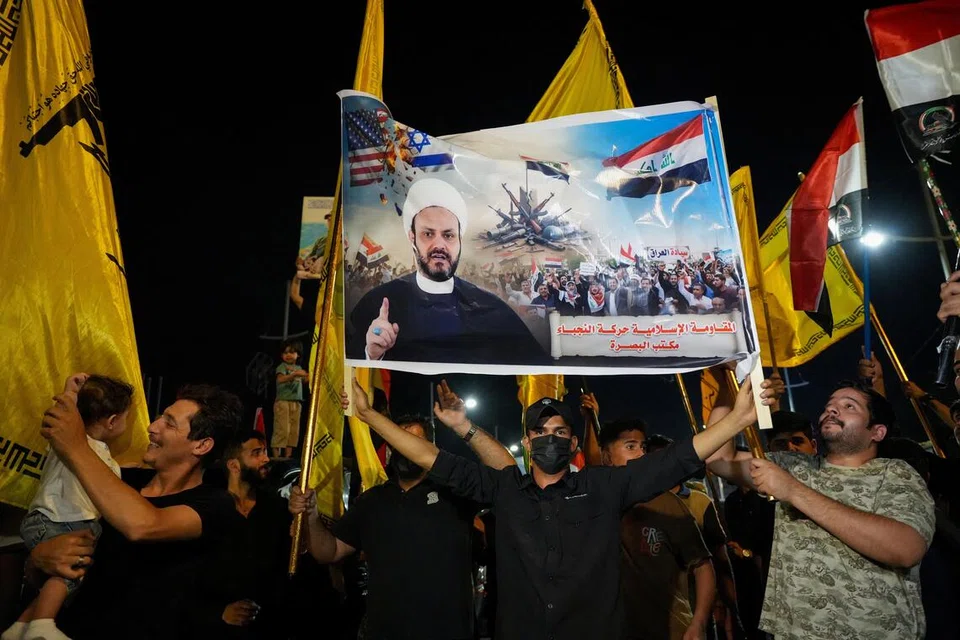 Penyokong sebuah kumpulan bersenjata Syiah meraikan pengunduran pasukan gabungan pimpinan Amerika Syarikat dari Iraq di Basra pada 30 September 2026. Pengunduran itu menamatkan misi ketenteraan AS selama 12 tahun menentang ISIS di negara tersebut.
