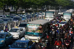 Jakarta yang sesak dengan kenderaan, kini berdepan dengan masalah pencemaran udara yang menyebabkan lebih enam juta penduduknya terjejas oleh jangkitan pernafasan akut yang dikaitkan dengan pencemaran udara semakin teruk di ibu kota.