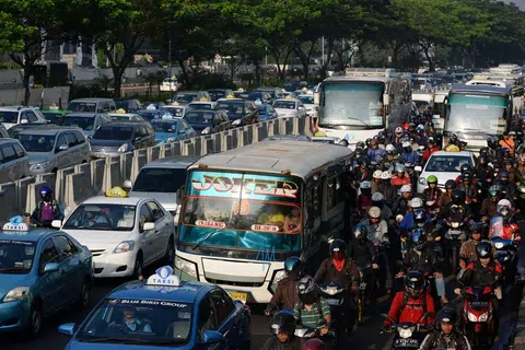 Jakarta yang sesak dengan kenderaan, kini berdepan dengan masalah pencemaran udara yang menyebabkan lebih enam juta penduduknya terjejas oleh jangkitan pernafasan akut yang dikaitkan dengan pencemaran udara semakin teruk di ibu kota.