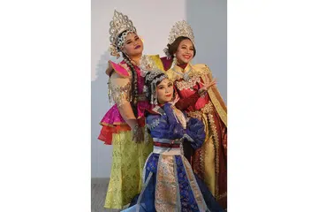 PERJUANGAN PUTERI: (Dari kiri) Hidayu, N. Fiqah dan Daya menghidupkan watak tiga puteri Melayu, Siti Wan Kembang, Siti Zubaidah dan Bidasari, yang disegani kerana memiliki keberanian dan kecekalan.- Foto BH oleh KHALID BABA