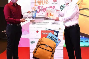 KONGSI BUKU TEKS: Menteri Kedua Pendidikan merangkap Ehwal Luar, Dr Mohd Maliki Osman (kiri), dan CEO Kumpulan NTUC FairPrice, Encik Seah Kian Peng, menghadiri pelancaran projek Share-A-Textbook di Our Tampines Hub. - Foto NTUC FAIRPRICE