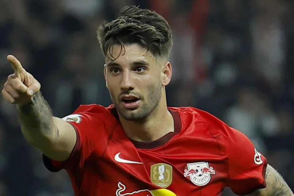 PRESTASI MENYAKINKAN: Pemain baru Liverpool, Dominik Szoboszlai, berjaya menunjukkan kebolehannya dalam perlawanan pramusim menentang Leicester City dan Bayern Munich, di Singapura, baru-baru ini.