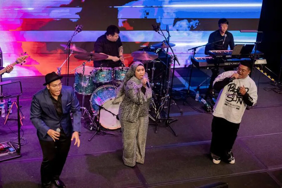 (Dari kiri) Arshad Sunday, Mai Dhaniyah dan Firwan Johan memberikan yang terbaik untuk bekerjasama dalam ‘Kaki Nyanyi’ dalam usaha menimba ilmu seni.