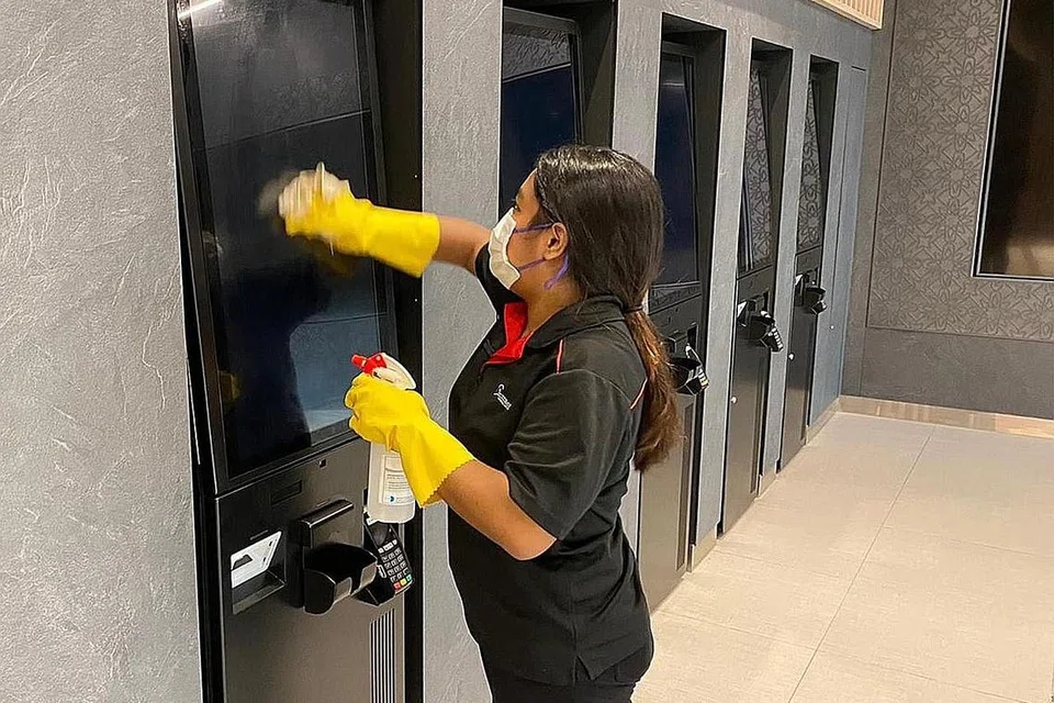 PEMBERSIHAN RAPI: Mesin layan diri bagi pembelian tiket di pawagam Shaw dibersihkan dengan disinfektan secara tetap demi keselamatan ramai. - Foto SHAW THEATRES 