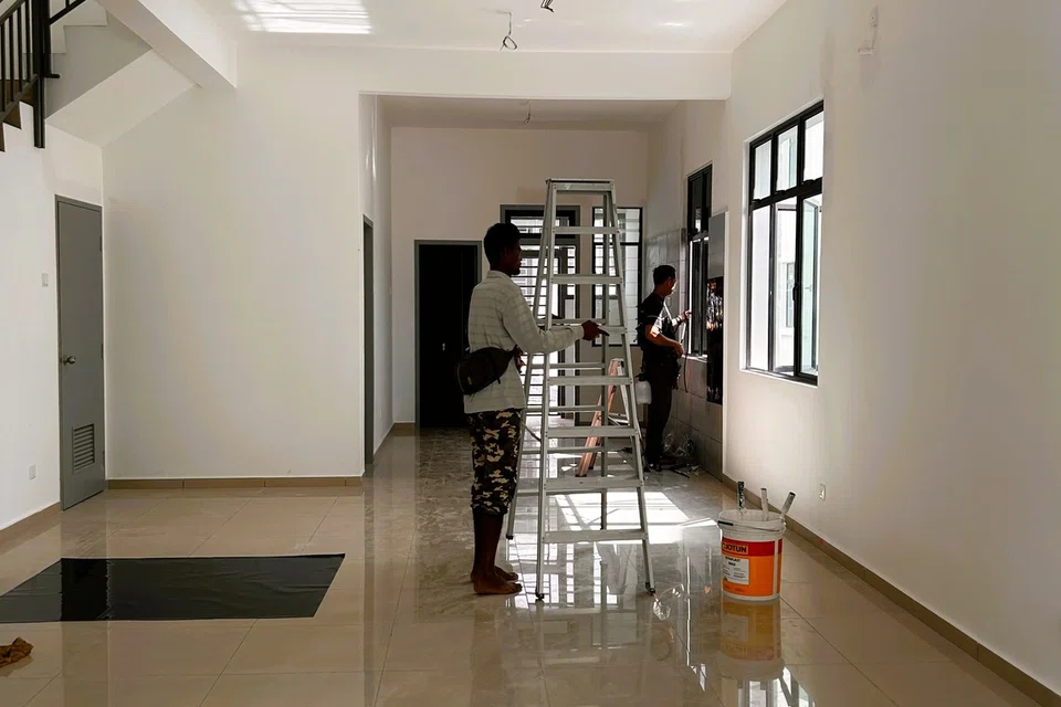 Pembeli rumah juga disaran untuk membeli rumah daripada pemaju yang telah dikenali. Ini kerana mutu kerja oleh pekerja yang kurang mahir juga boleh menyebabkan kerosakan berulang di unit kediaman yang telah dibeli.