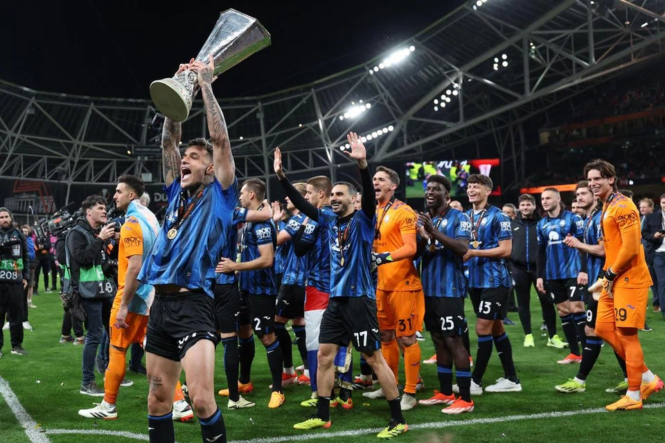 Penyerang Atalanta, Gianluca Scamacca (julang piala), meraikan kemenangan Liga Europa bersama pasukannya. Ini merupakan piala kedua dalam sejarah Atalanta.