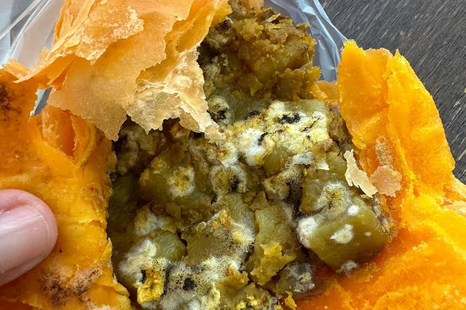 KARIPAP BERKULAT : Lebih baik dibuka dulu sebelum makan sebagai langkah berhati-hati, kata warganet.