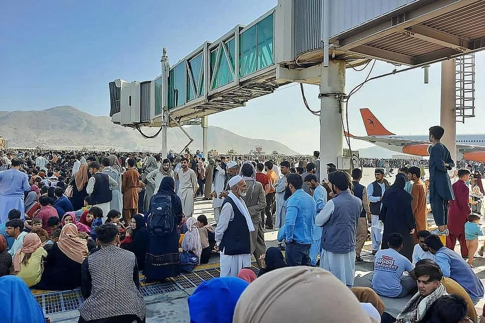 LANDASAN TERBANG SESAK: Ratusan penduduk Afghanistan telah membanjiri lapangan terbang Kabul semalam untuk meninggalkan negara itu. - Foto AFP 