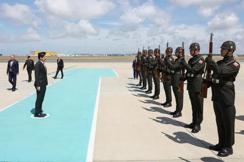 Perdana Menteri merangkap Menteri Kewangan, Encik Lawrence Wong, tiba di Istanbul, Turkey, pada 19 Jun.