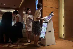 LANGKAH-LANGKAH SELAMAT: Robot CG5ServBot, yang dapat mengambil suhu badan tiga orang sekaligus dikerahkan dan akan dapat mengurangkan jumlah kakitangan yang diperlukan pada setiap pintu masuk. - Foto BH oleh ALPHONSUS CHERN