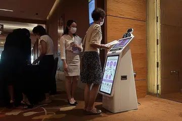 LANGKAH-LANGKAH SELAMAT: Robot CG5ServBot, yang dapat mengambil suhu badan tiga orang sekaligus dikerahkan dan akan dapat mengurangkan jumlah kakitangan yang diperlukan pada setiap pintu masuk. - Foto BH oleh ALPHONSUS CHERN