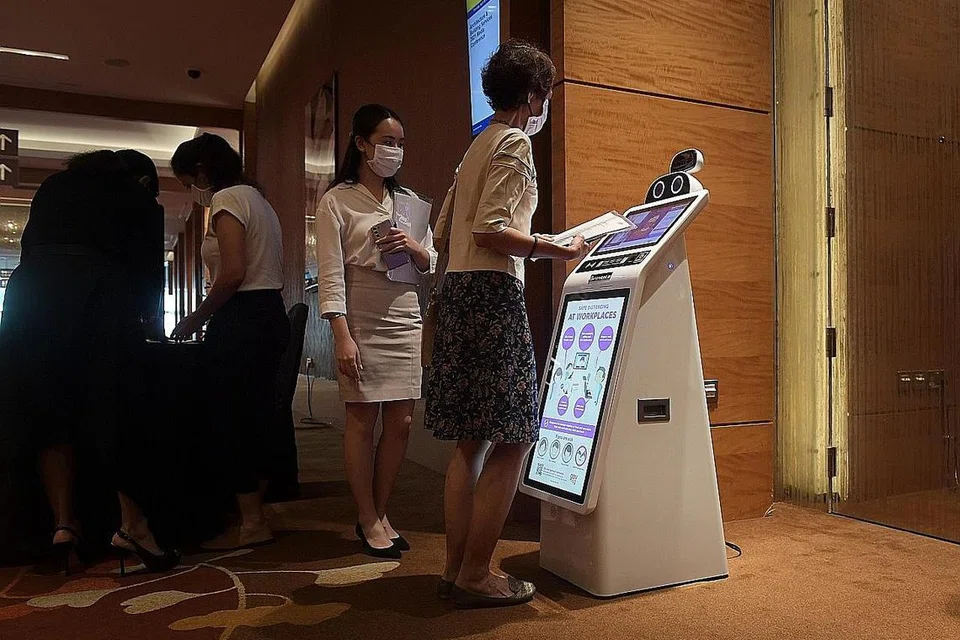LANGKAH-LANGKAH SELAMAT: Robot CG5ServBot, yang dapat mengambil suhu badan tiga orang sekaligus dikerahkan dan akan dapat mengurangkan jumlah kakitangan yang diperlukan pada setiap pintu masuk. - Foto BH oleh ALPHONSUS CHERN